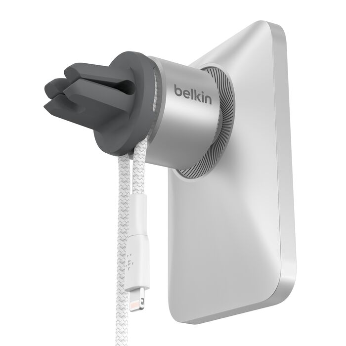Belkin araç havalandırma ızgarası tutucu, beyaz kablo ve Lightning konektörlü.