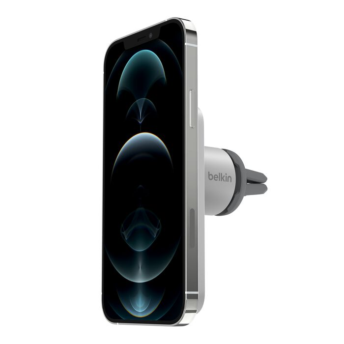 Belkin havalandırma montajına takılı, siyah arka planlı gümüş iPhone.