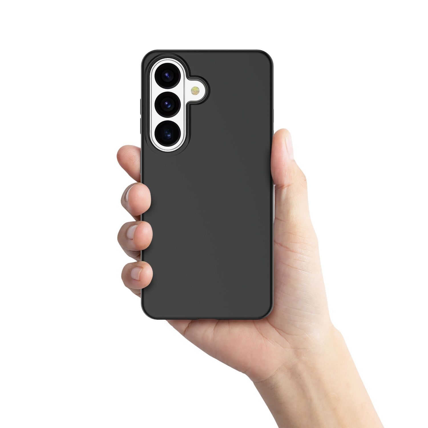 Una mano sostiene un teléfono inteligente negro con tres cámaras.