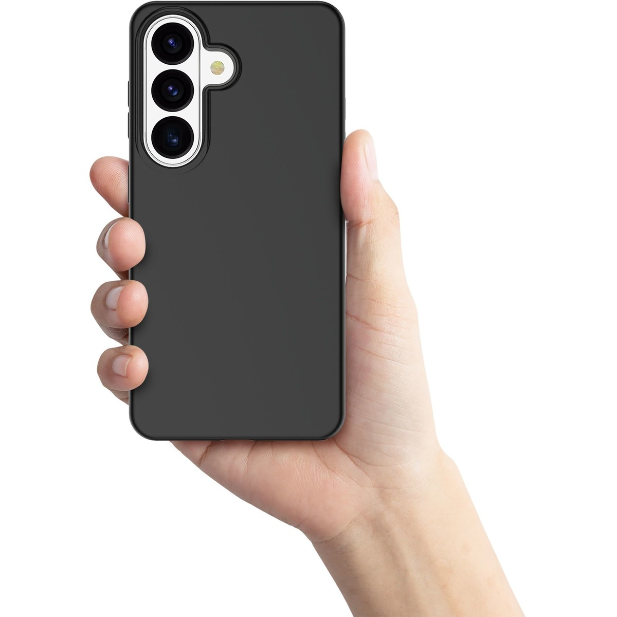 Una mano sostiene un smartphone negro con tres cámaras traseras.