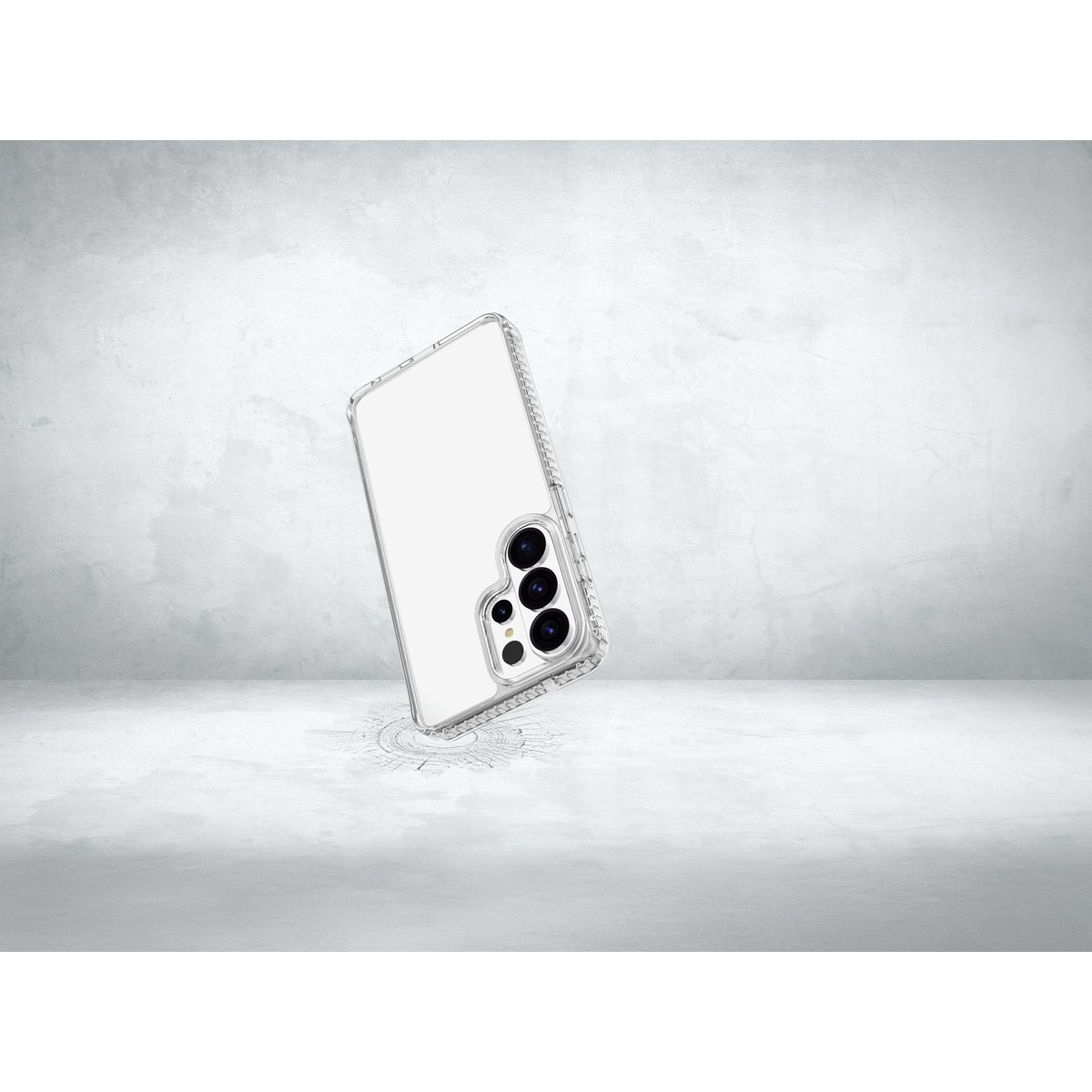 Una funda de teléfono transparente flota sobre un suelo de hormigón con fondo estampado.