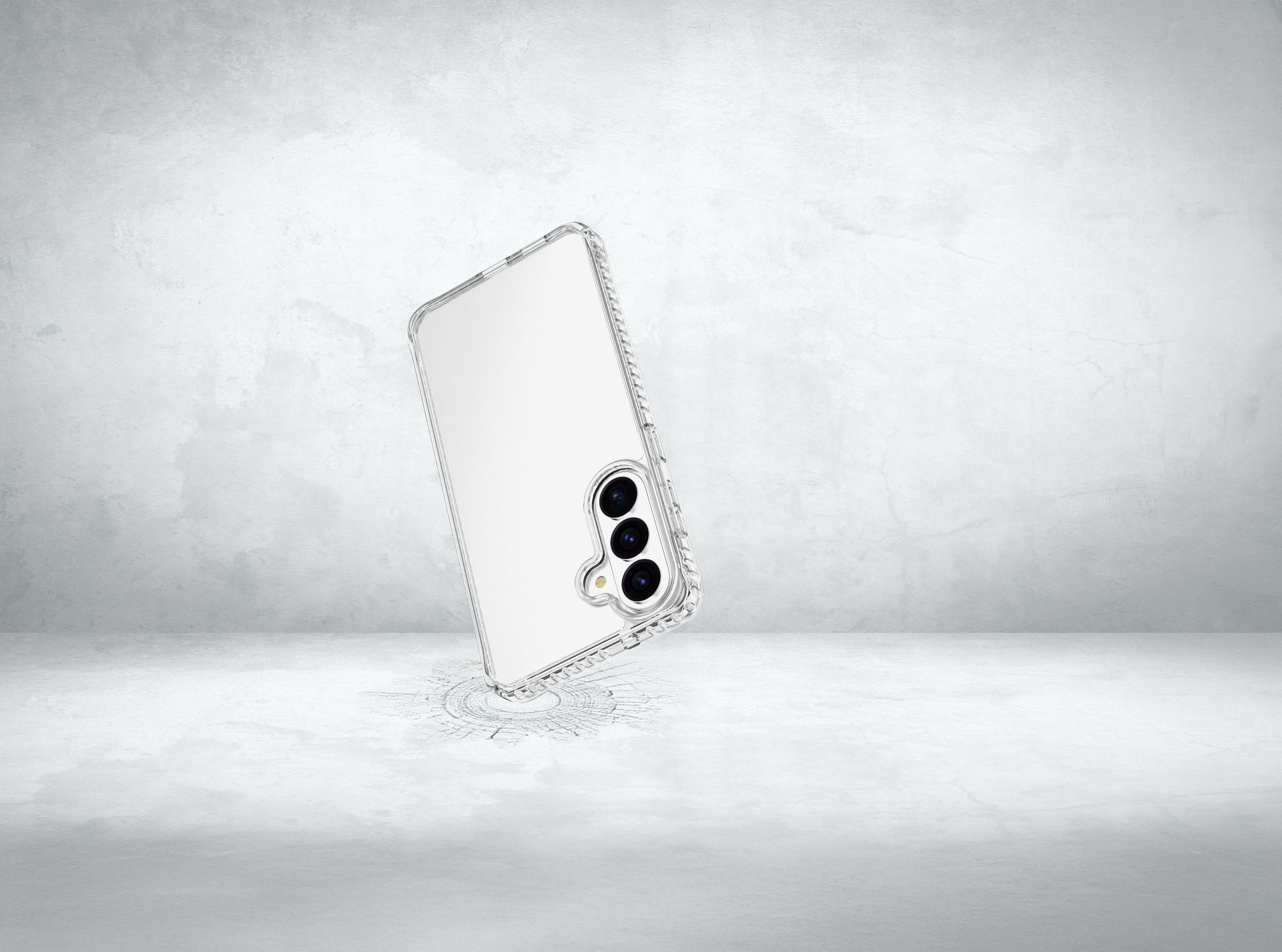 Una funda de teléfono transparente con tres lentes de cámara sobre fondo gris.