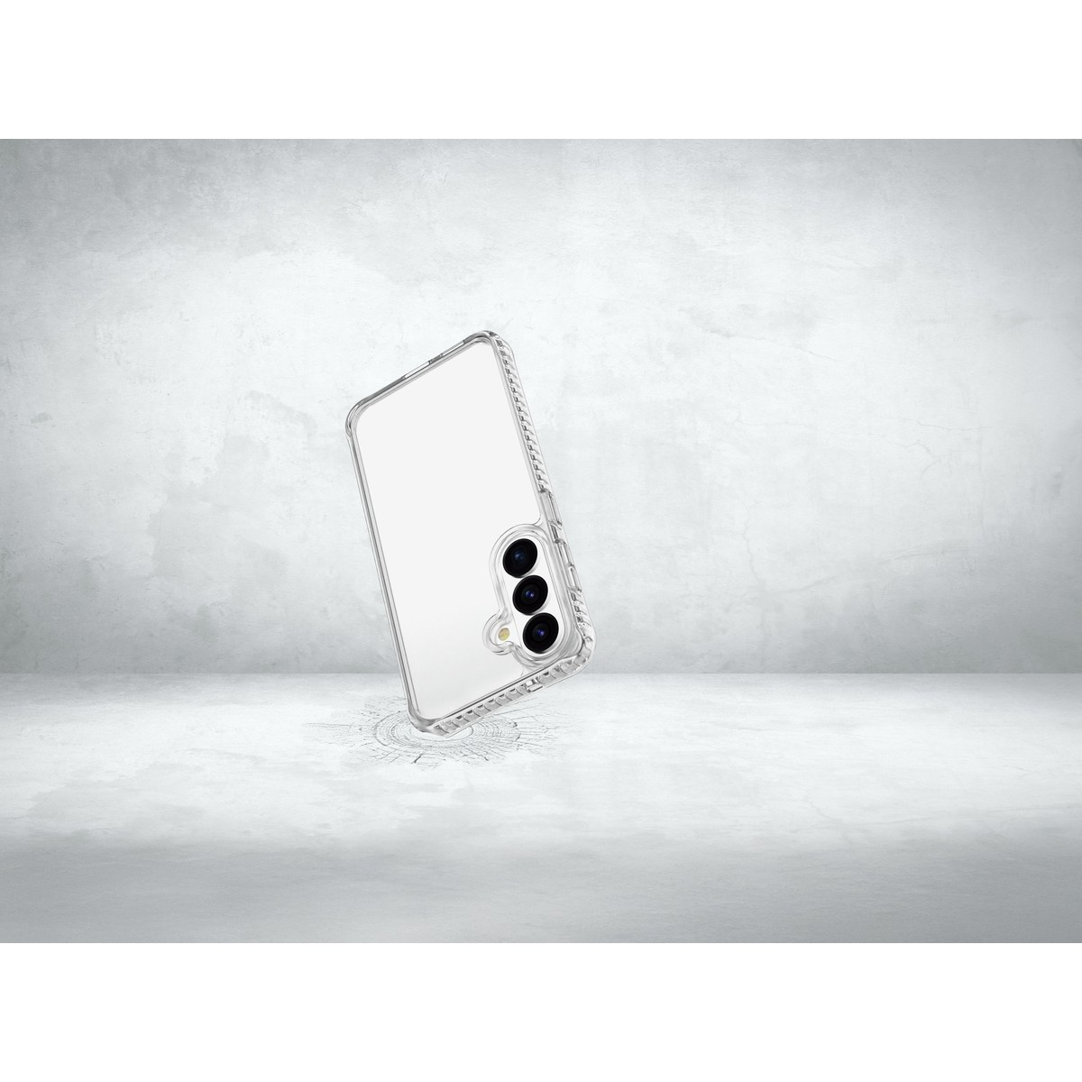 Una funda de teléfono transparente con tres cámaras sobre fondo gris.