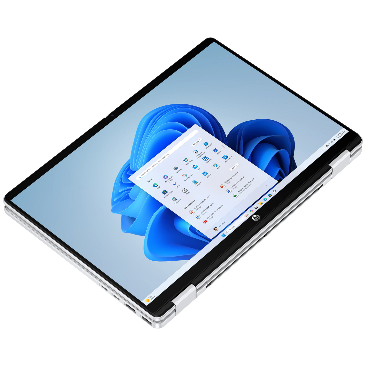 Een zilveren laptop geopend met het Windows 11 startmenu en blauwe golfachtergrond.