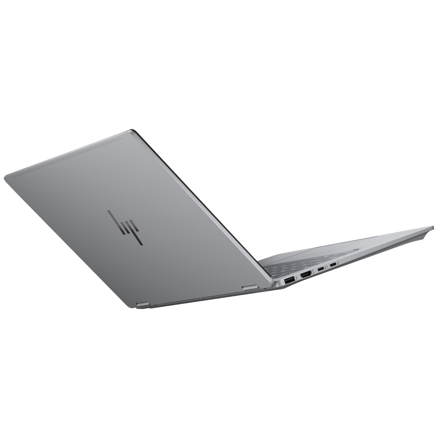 Een zilveren laptop is open, met zichtbaar toetsenbord en poorten.