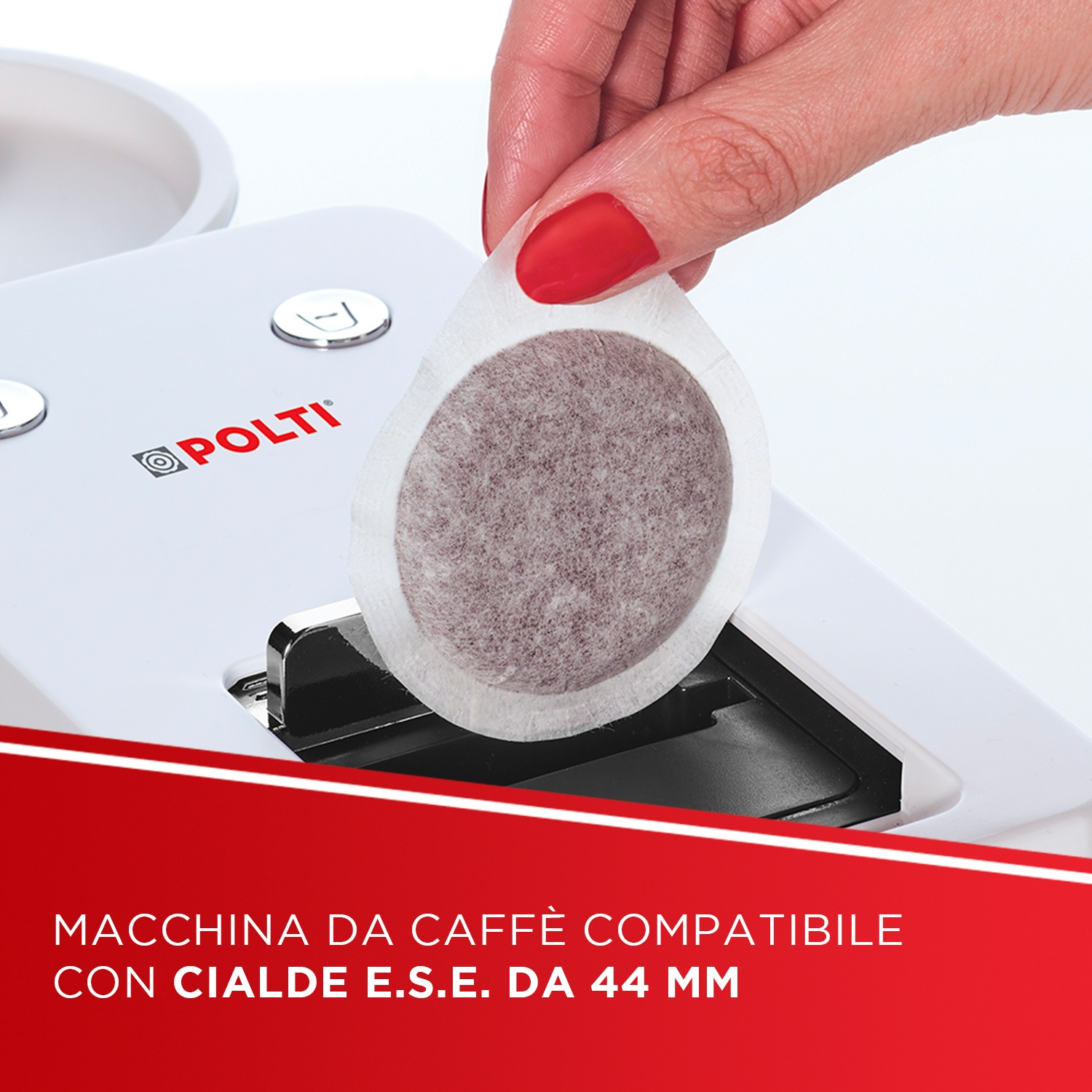 Una mano con unghie rosse tiene una cialda di caffè sopra una macchina del caffè.