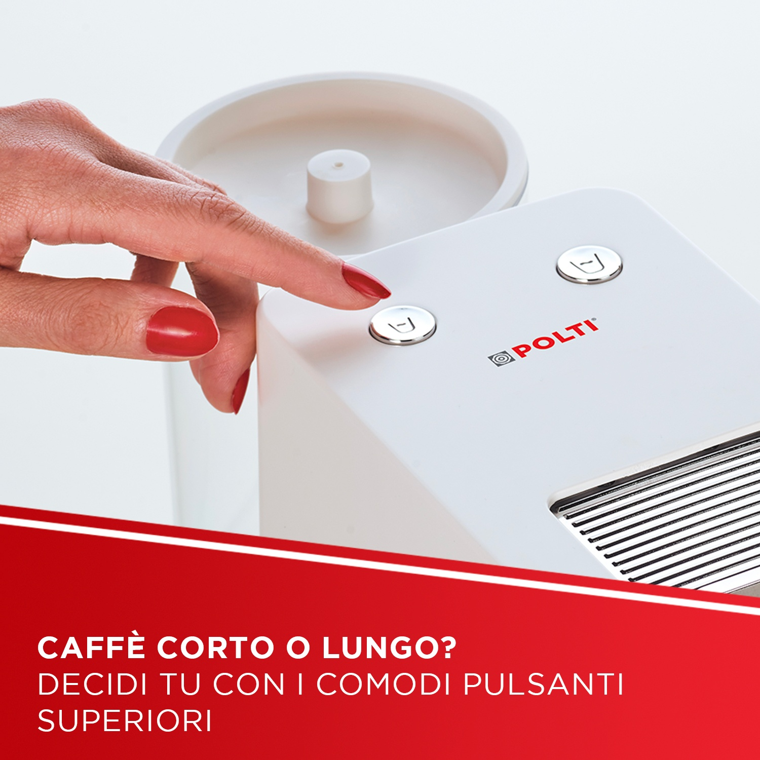 Una mano con unghie rosse preme un pulsante su una macchina da caffè bianca.