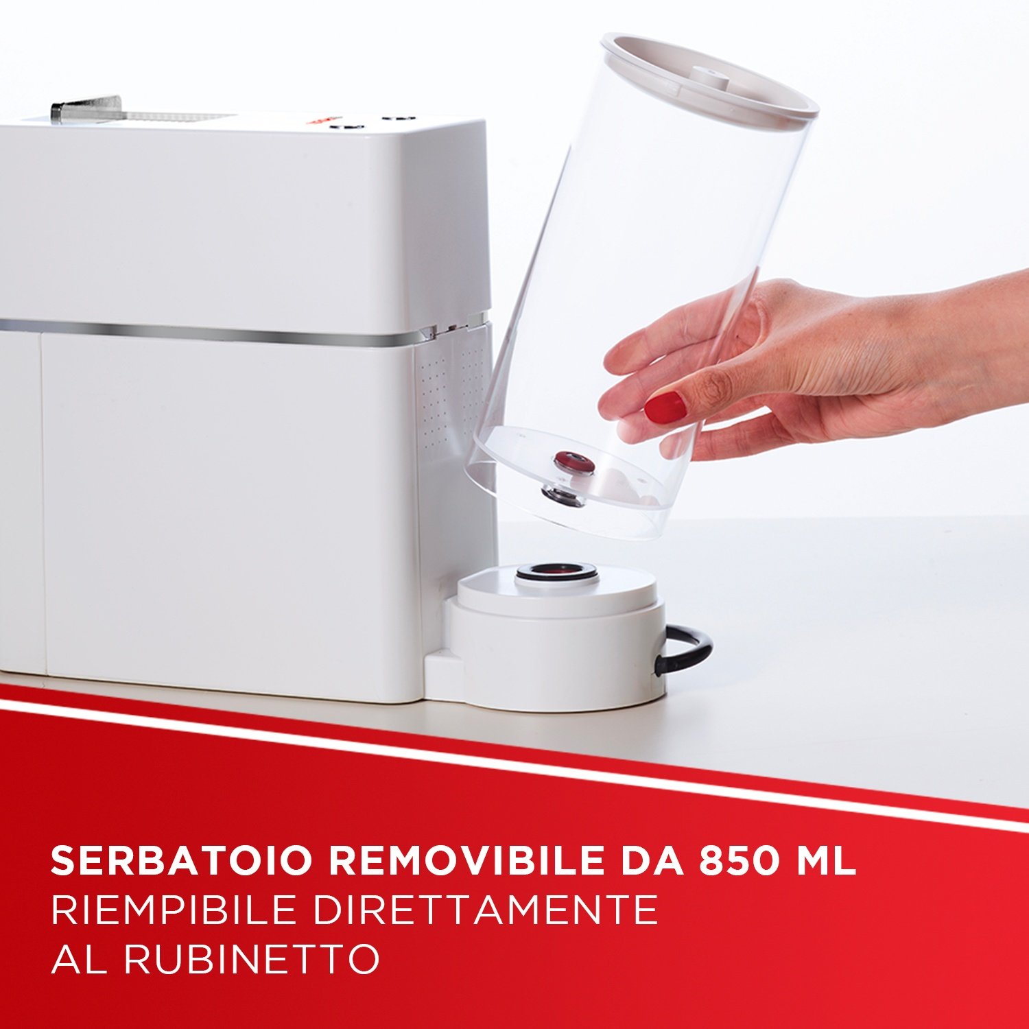 Una mano tiene un contenitore trasparente sopra una macchina bianca.