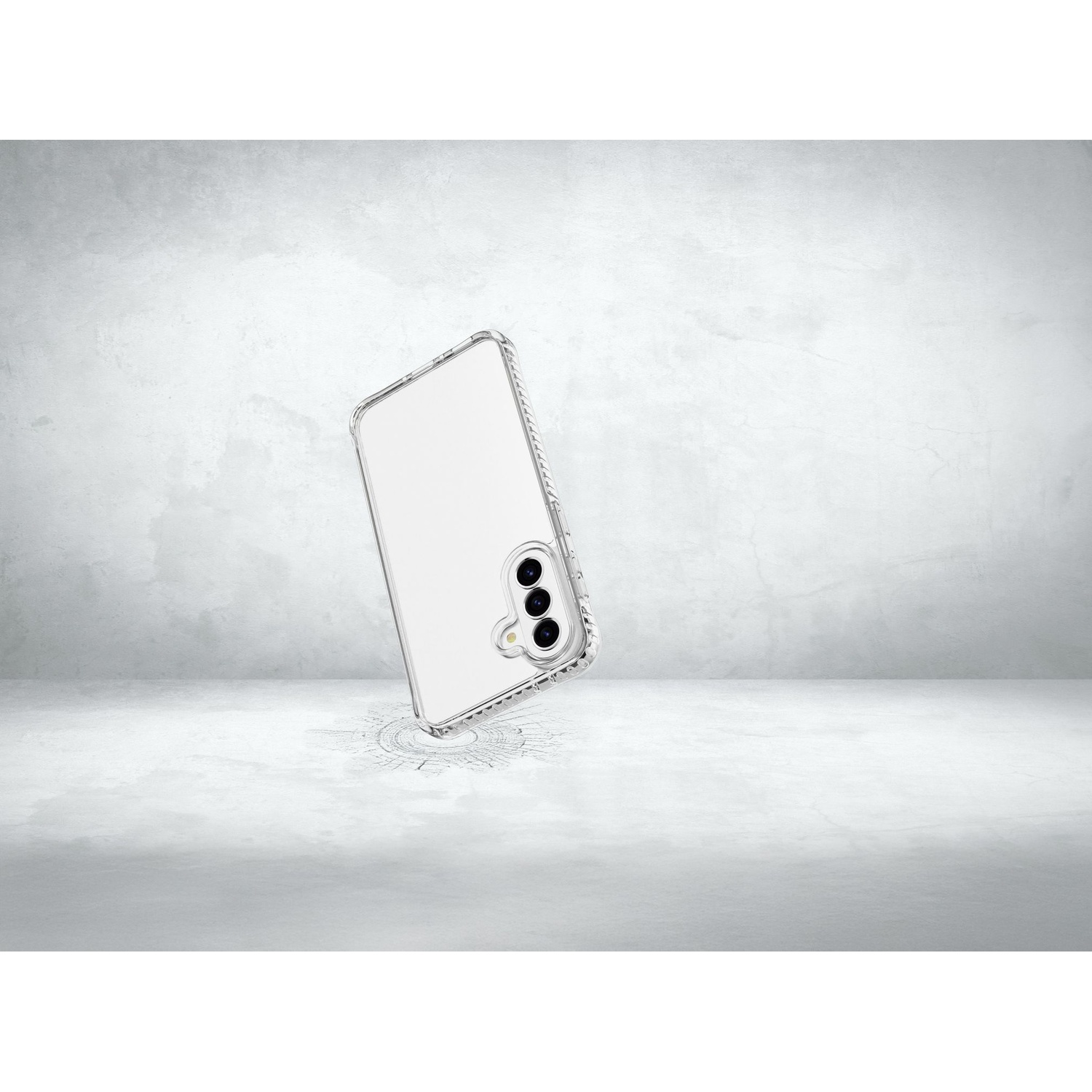 Una custodia trasparente per telefono fluttua su un pavimento di pietra davanti a un muro grigio.