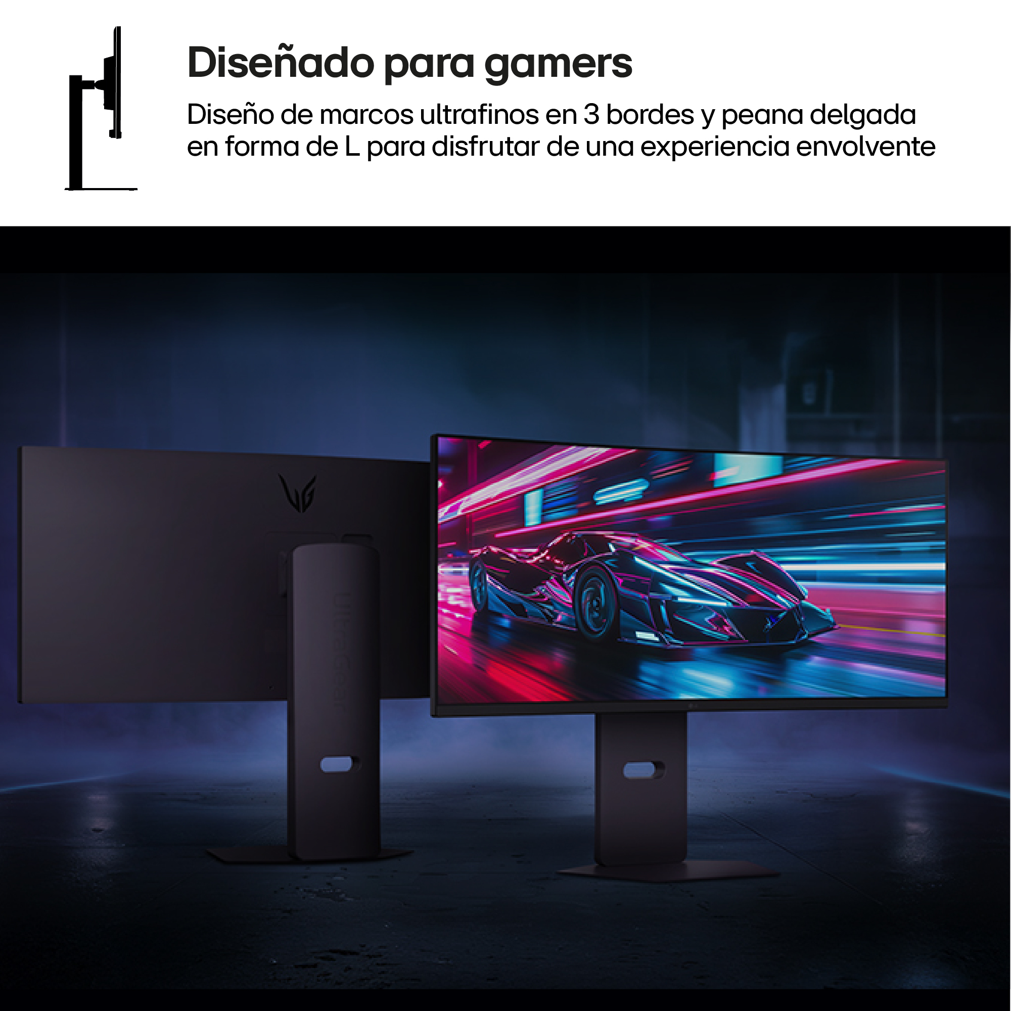 Dos monitores, uno muestra un coche de carreras, el otro es negro. Están sobre suelo oscuro.