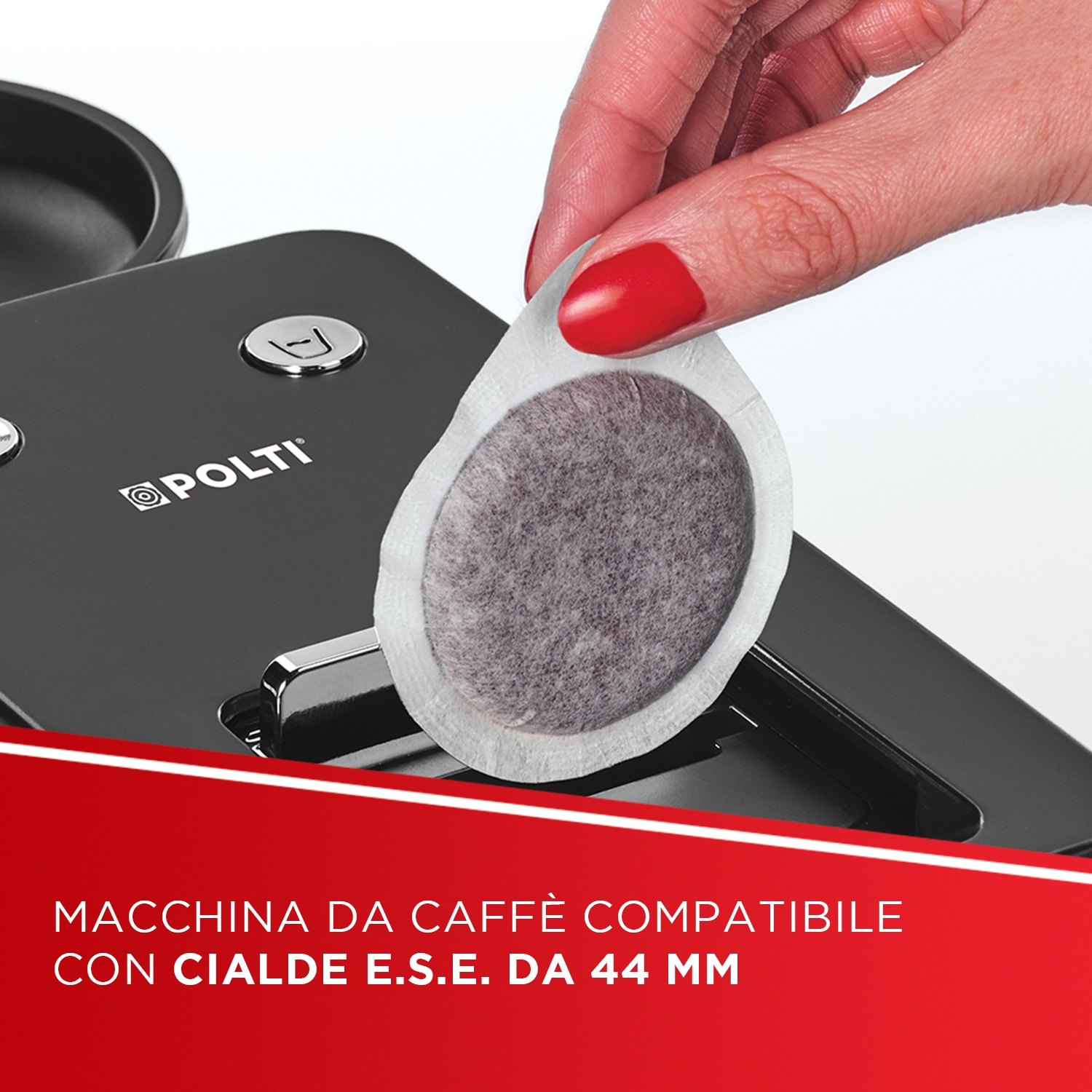 Una mano inserisce una cialda di caffè in una macchina da caffè nera.