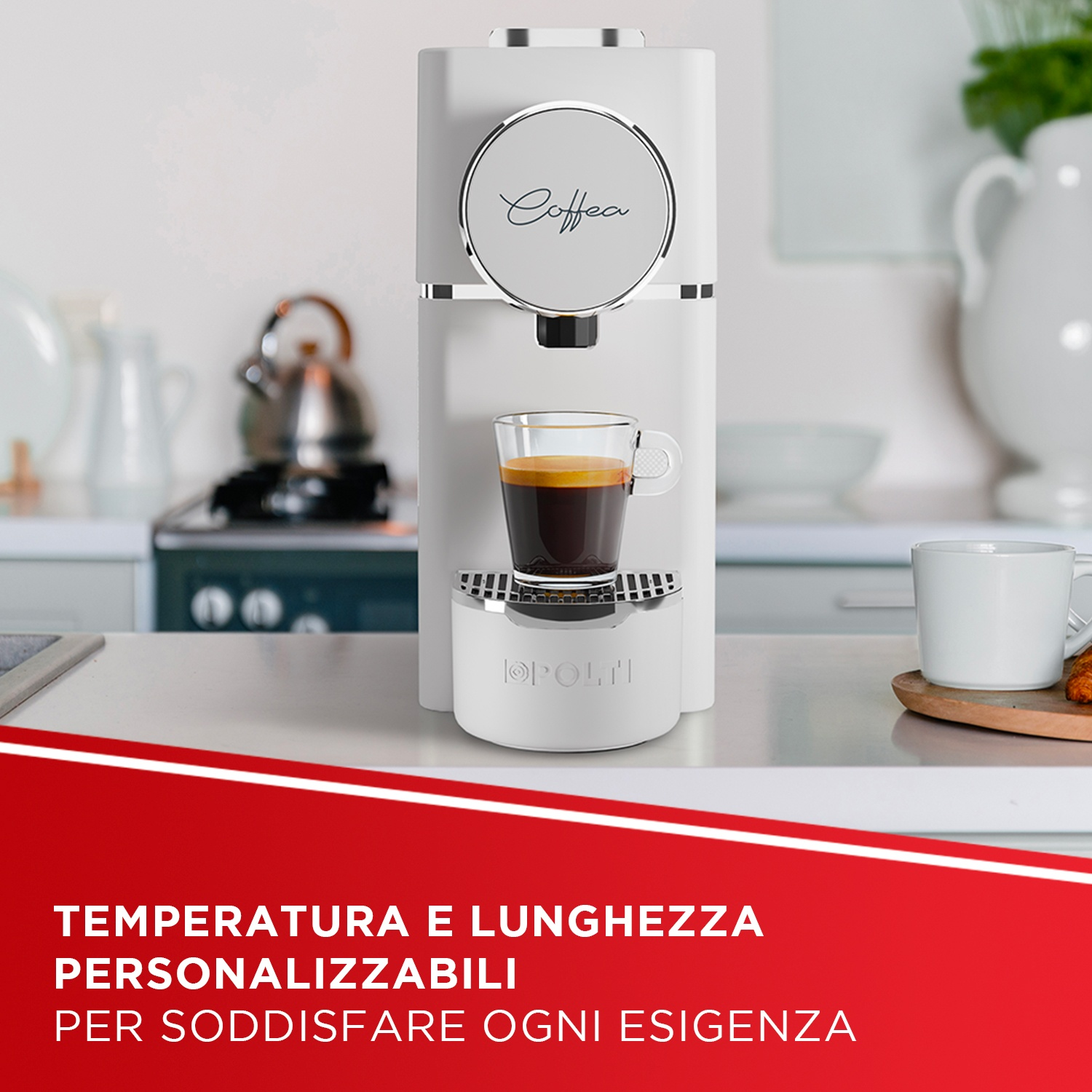 Macchina da caffè bianca con bicchiere di espresso, tazza e caraffa.