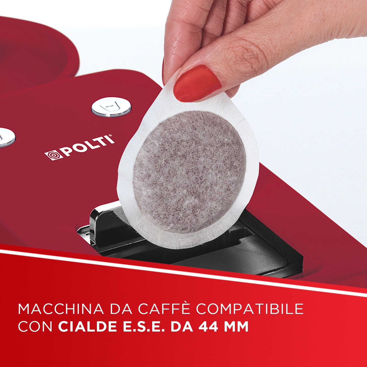 Una mano inserisce una cialda di caffè tonda in una macchina del caffè rossa.