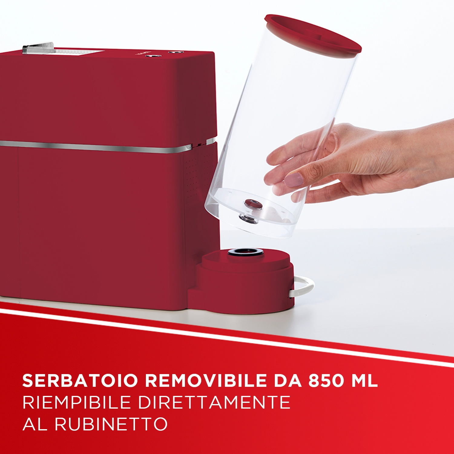 Una macchina da caffè rossa con un serbatoio rimovibile da 850 ml inserito.