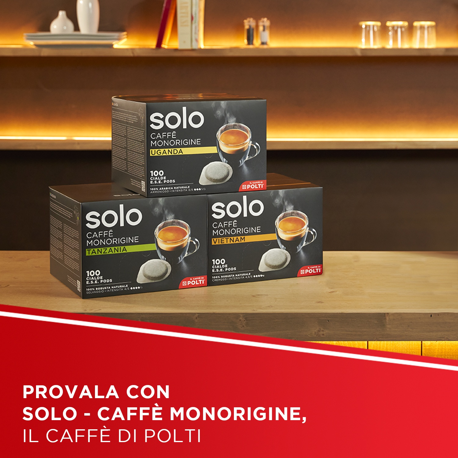 Tre scatole di caffè Solo, ognuna con tazza e cialde di caffè.
