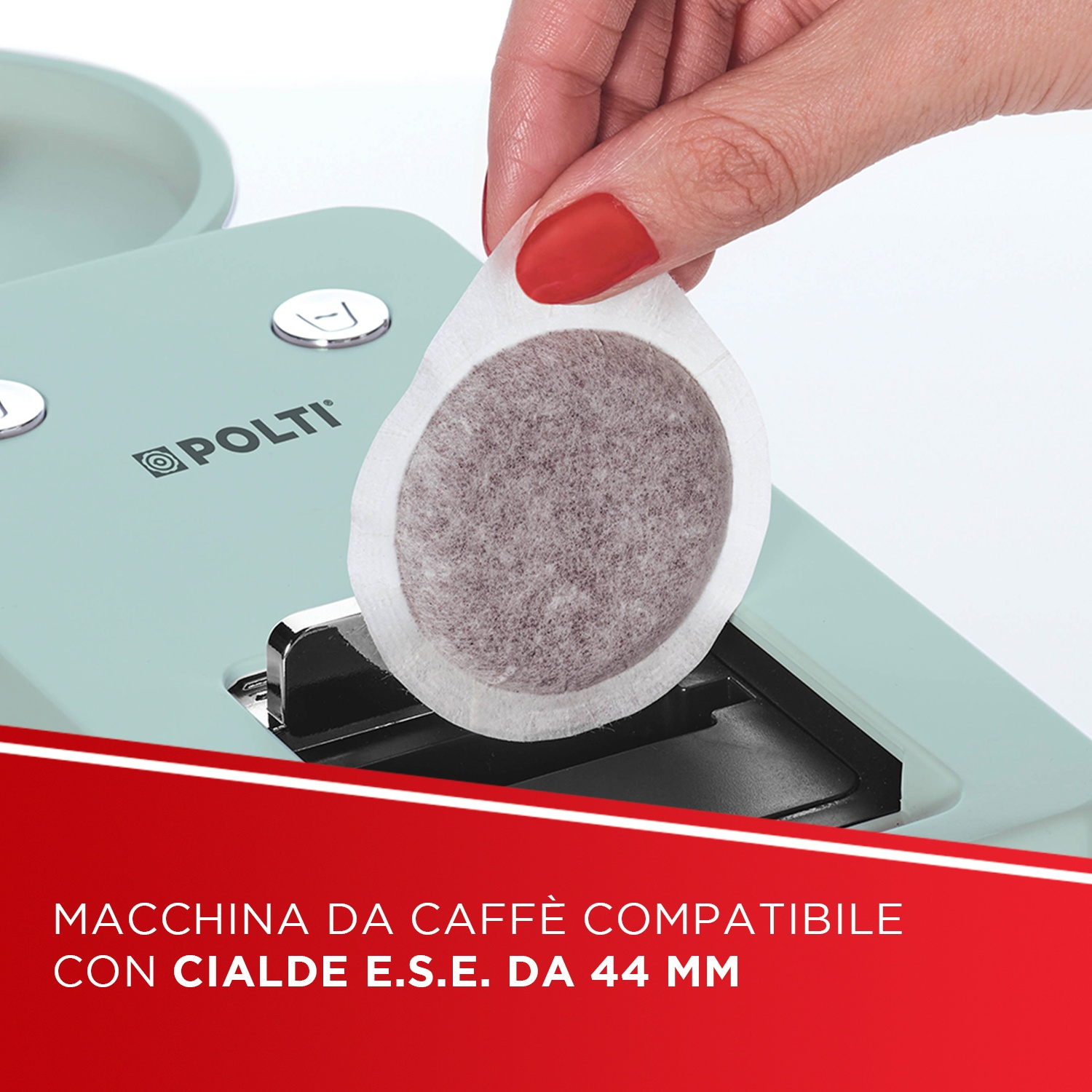 Una mano inserisce una cialda di caffè in una macchina del caffè verde menta.