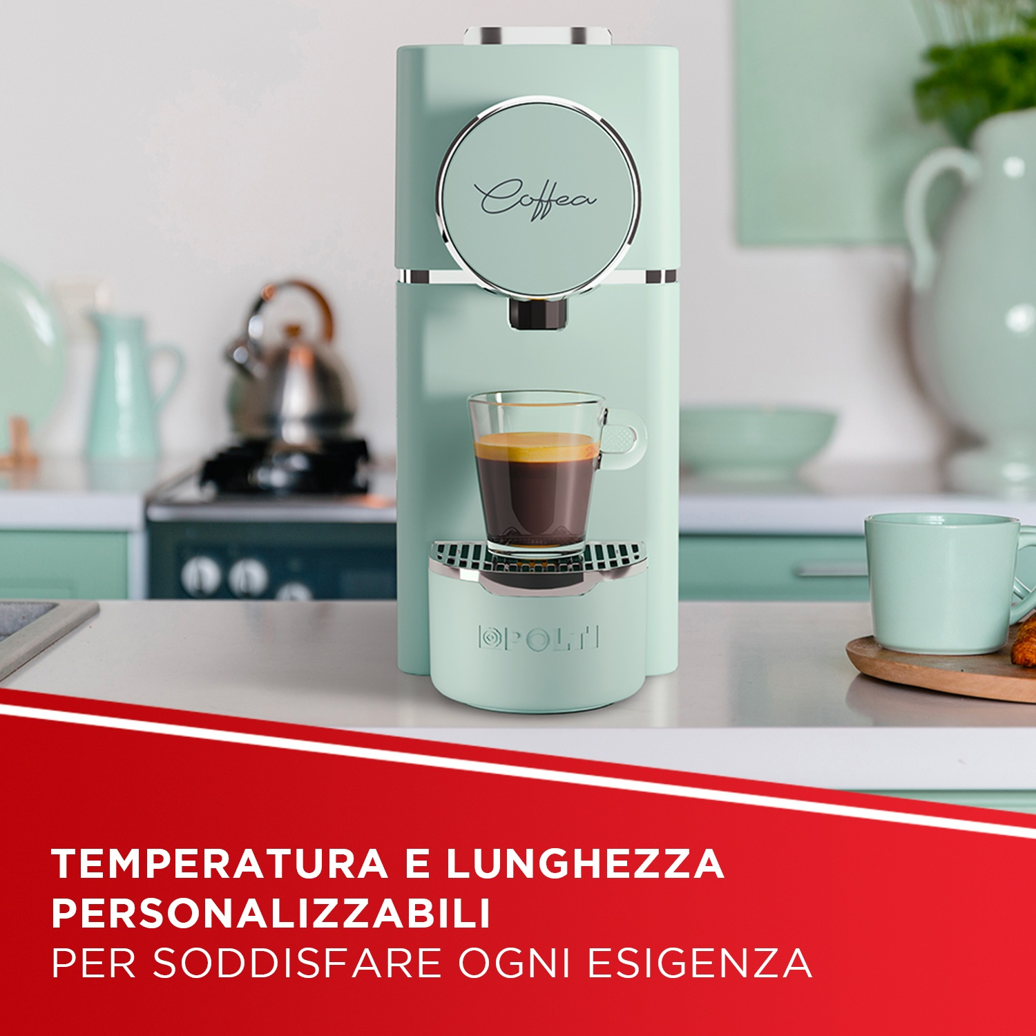 Una macchina da caffè verde menta con un bicchiere di espresso e una tazza vicina.