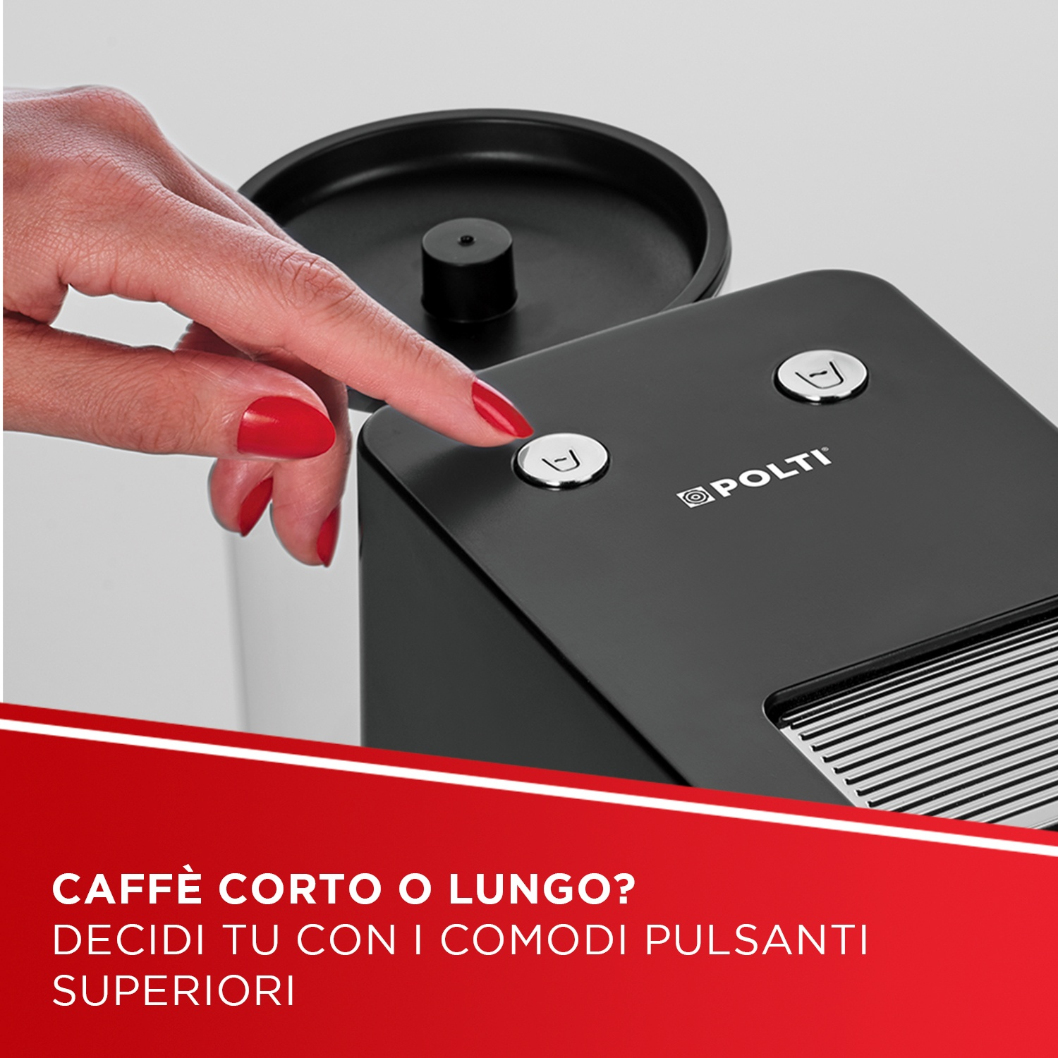Una mano con unghie rosse preme un pulsante su una macchina da caffè nera.