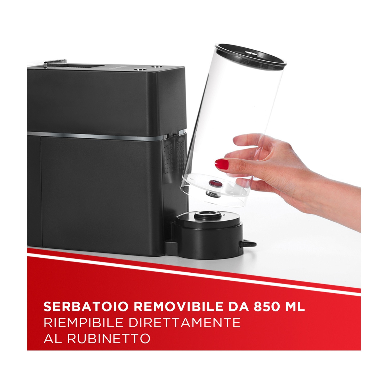 Un apparecchio nero con contenitore trasparente tenuto da una mano.