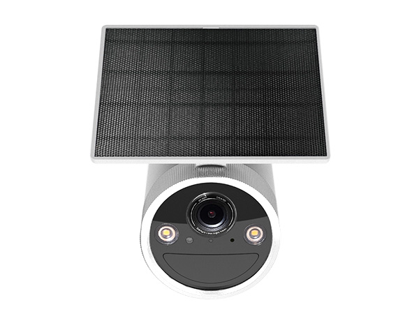 Eine Überwachungskamera mit Solarpanel, weißem Gehäuse und Linse.
