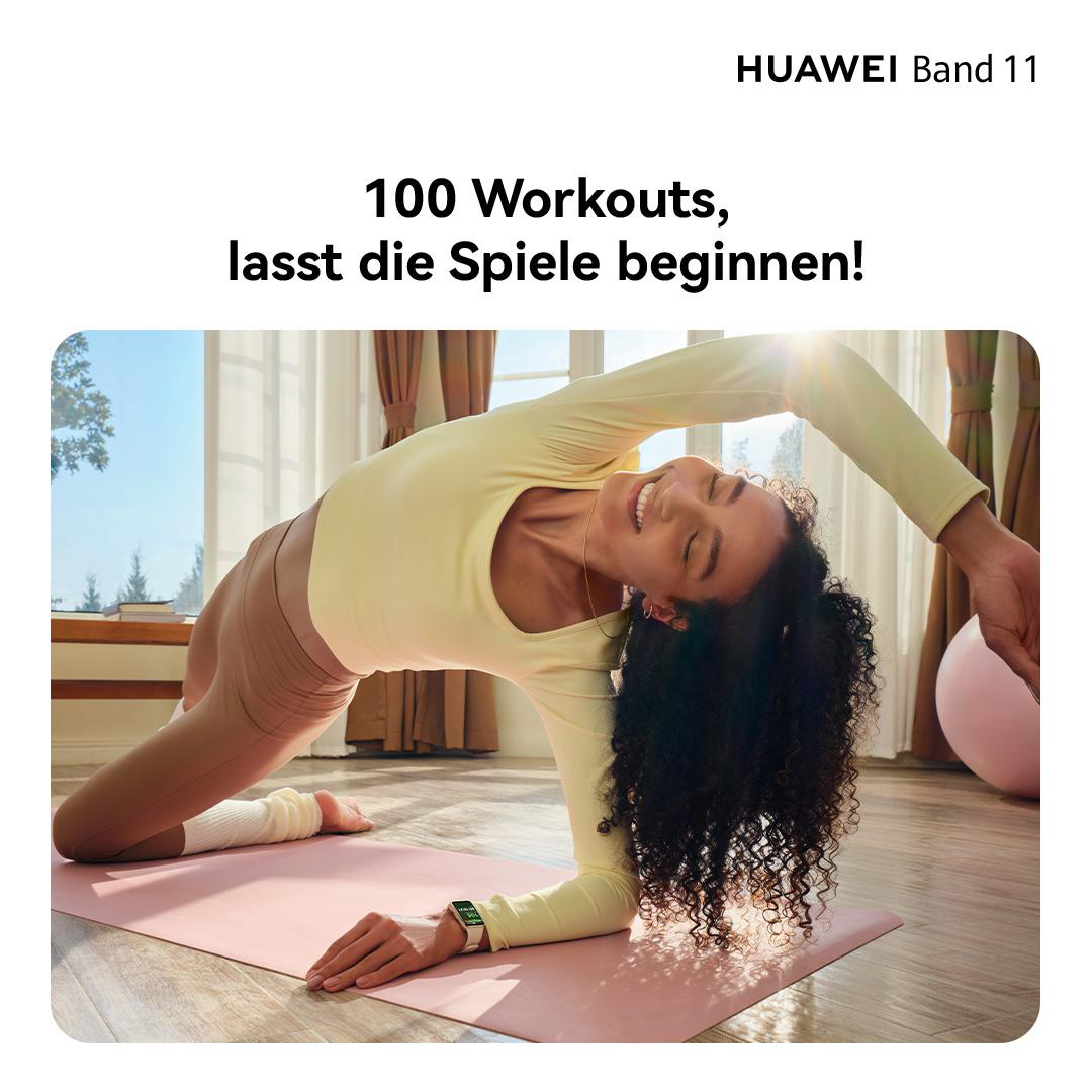 Frau in gelbem Oberteil macht Yoga auf einer rosa Matte, Huawei Band 11.
