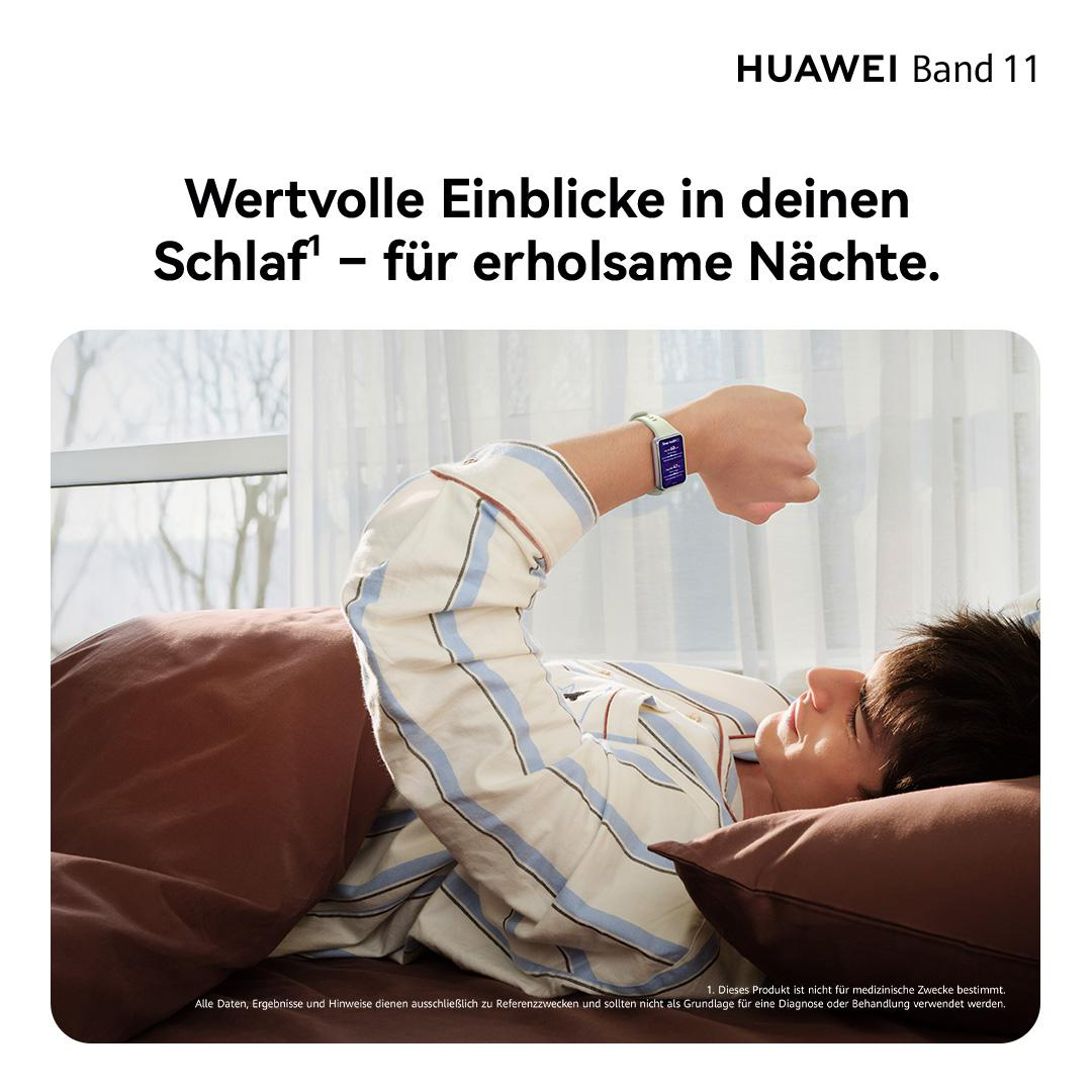 Mann liegt im Bett, schaut auf sein Huawei Band 11, das den Schlaf trackt.