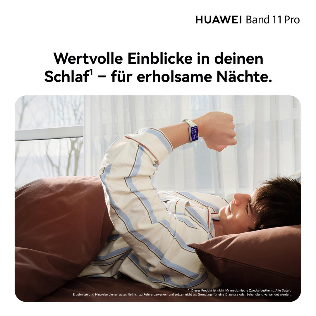 Ein Mann liegt im Bett und schaut auf seine Smartwatch, die Schlafdaten anzeigt.