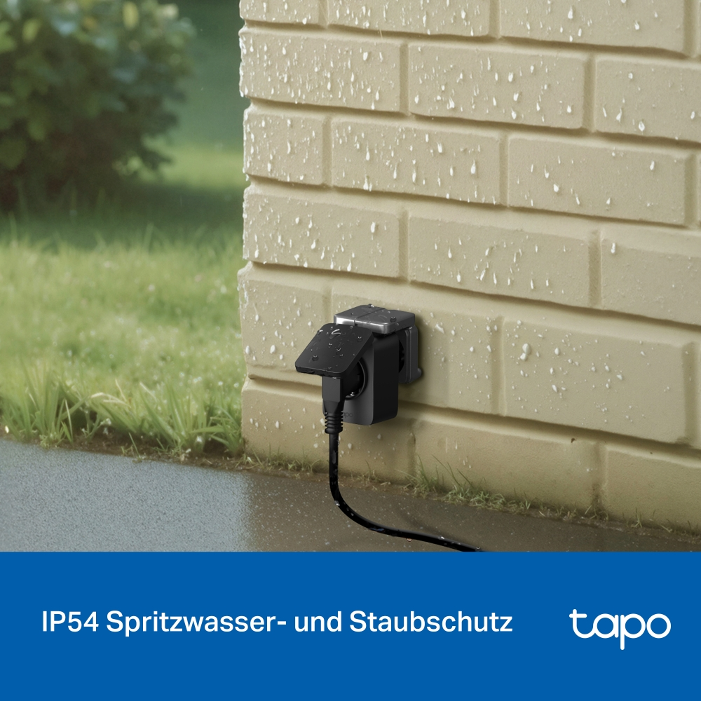 Schwarzer Stecker in einer wetterfesten Steckdose an einer Ziegelwand, Regen fällt.