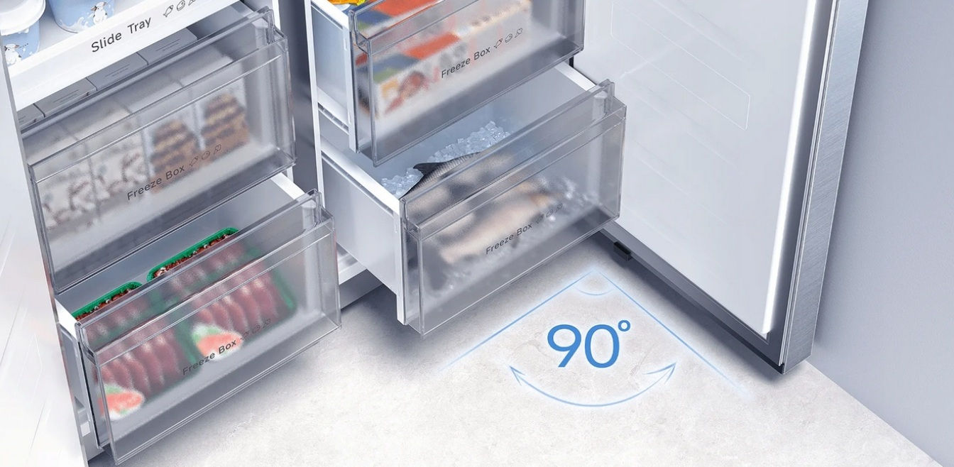 Szuflady zamrażarki z jedzeniem, lodem i rybą. Drzwi otwierają się 90 stopni.