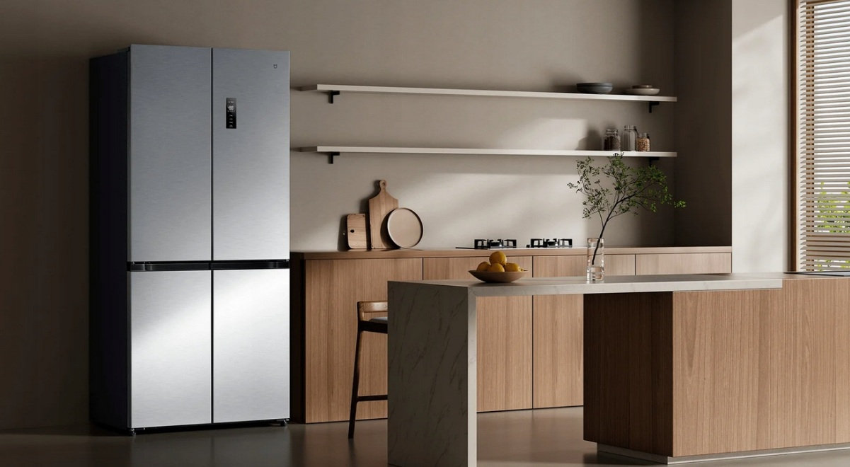 Nowoczesna lodówka w stylowej kuchni z drewnianymi elementami i blatem.