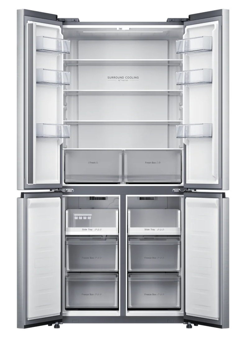 Otwarta, srebrna lodówka czterodrzwiowa z wieloma przegrodami.