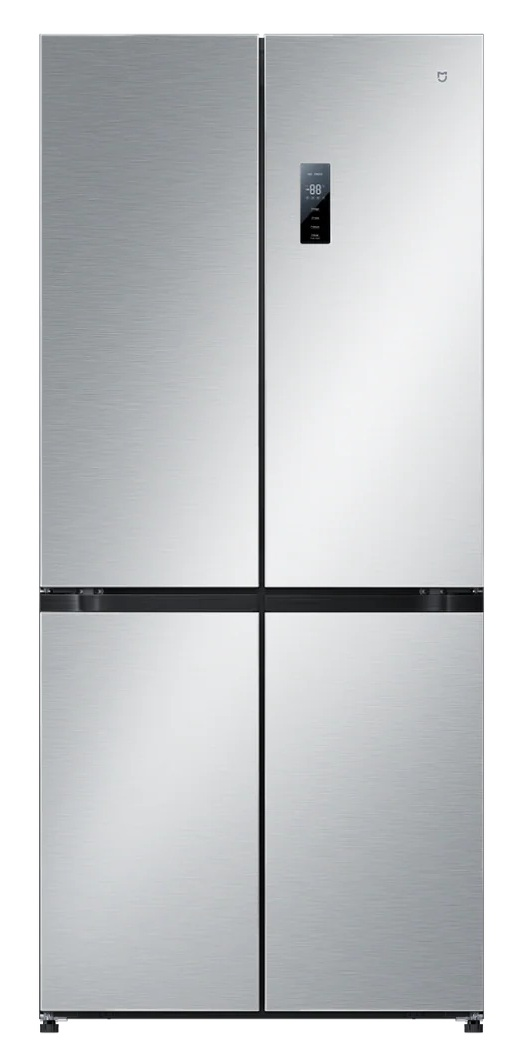 Srebrna lodówka czterodrzwiowa z cyfrowym wyświetlaczem.