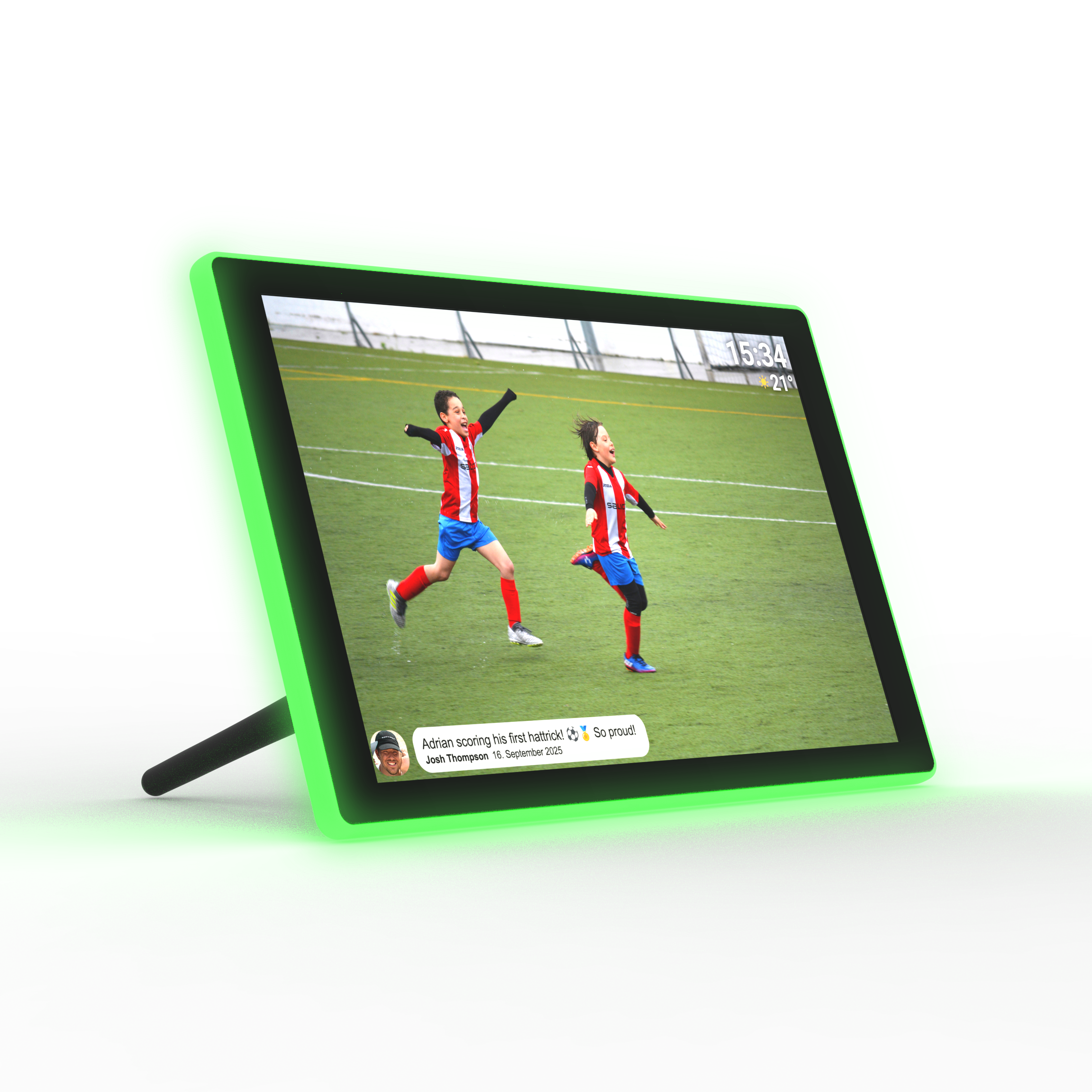 Zwei fußballspielende Jungen in roten und blauen Trikots jubeln auf einem grünen Feld.