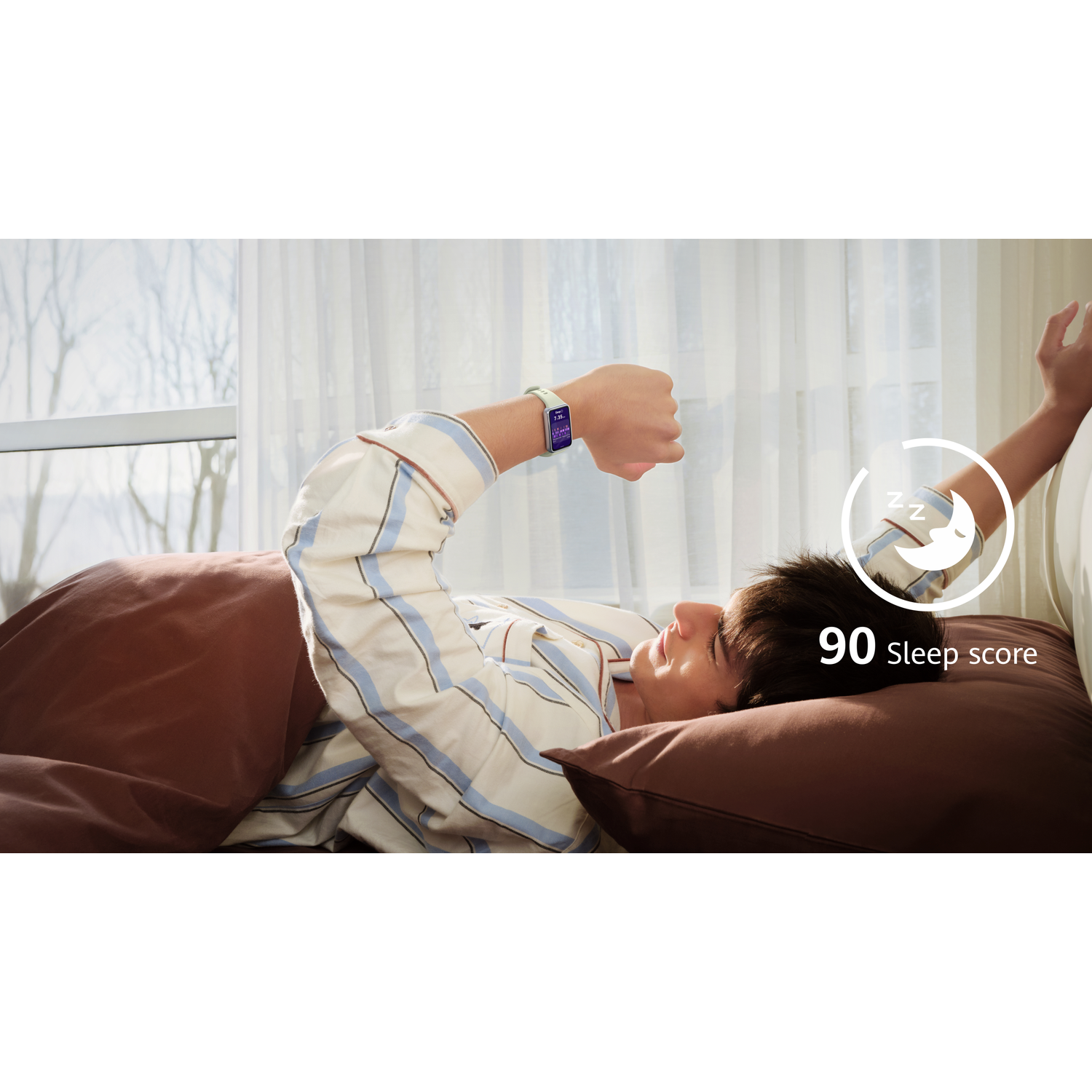 Un homme est allongé dans son lit, consultant sa montre connectée affichant un score de sommeil de 90.