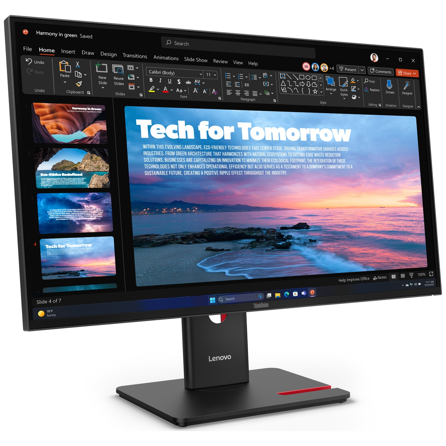 Un moniteur d'ordinateur affiche une présentation intitulée « Tech for Tomorrow » avec un coucher de soleil sur la plage.
