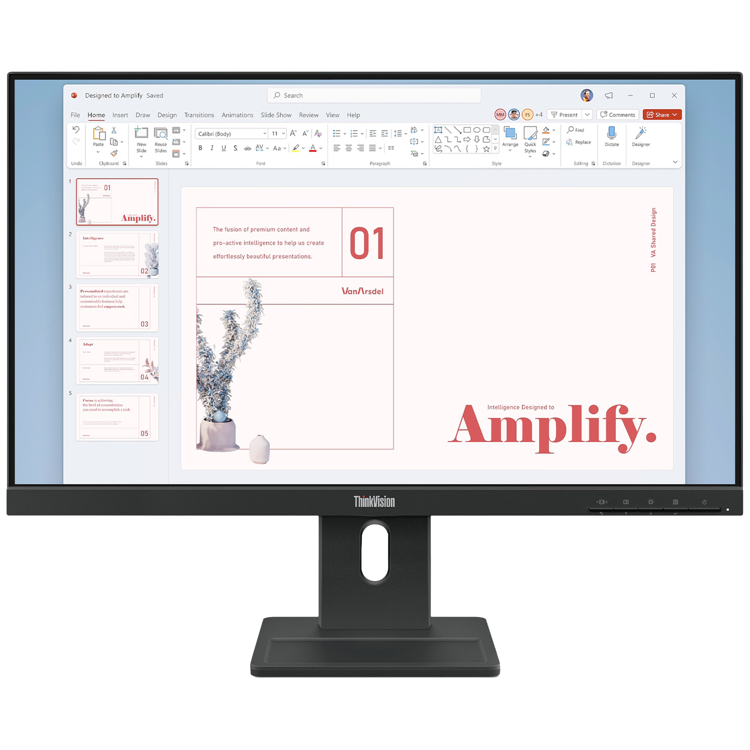 Un ordinateur portable affiche une présentation intitulée "Amplify." sur son écran.