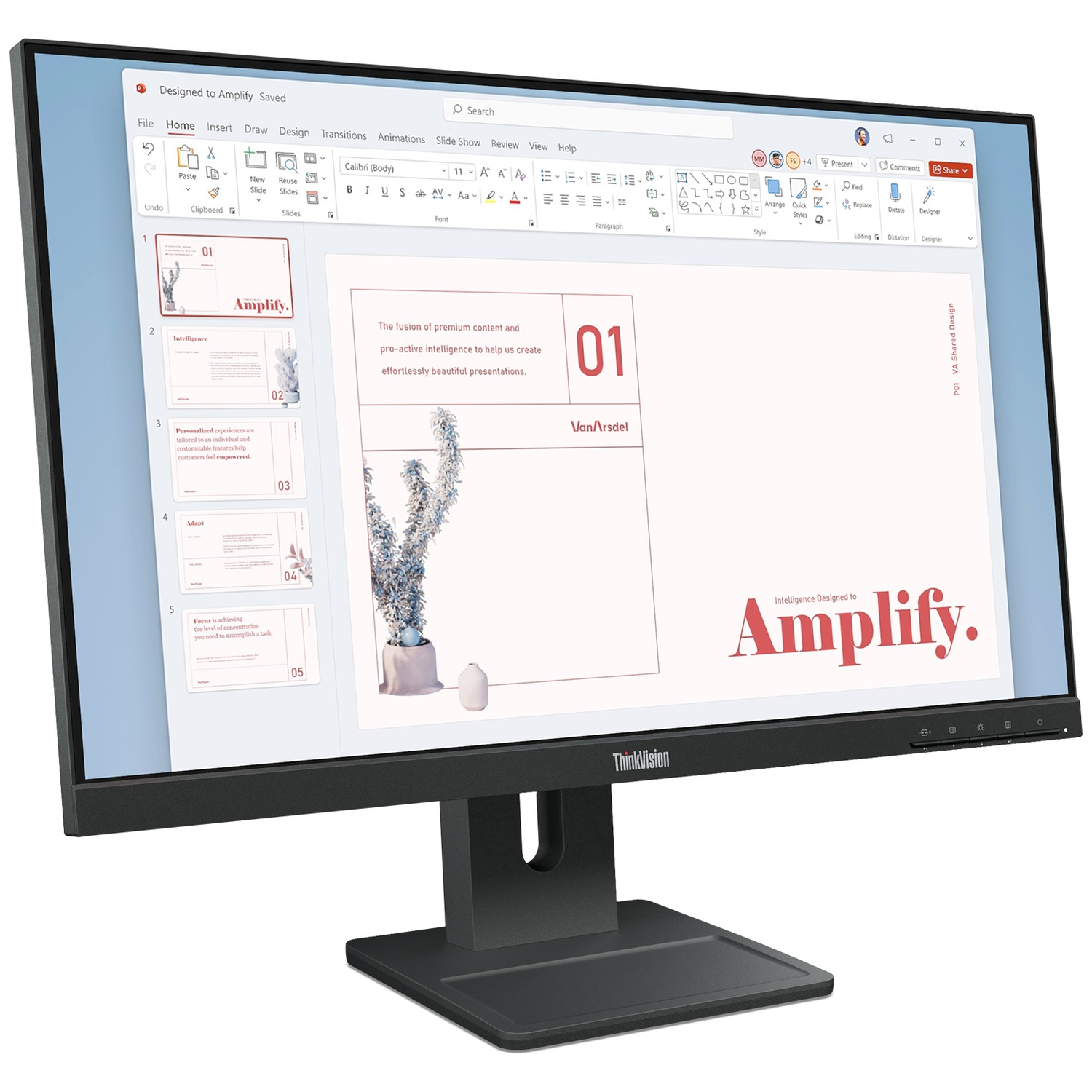 Un moniteur ThinkVision affiche une présentation intitulée « Amplify » à l'écran.
