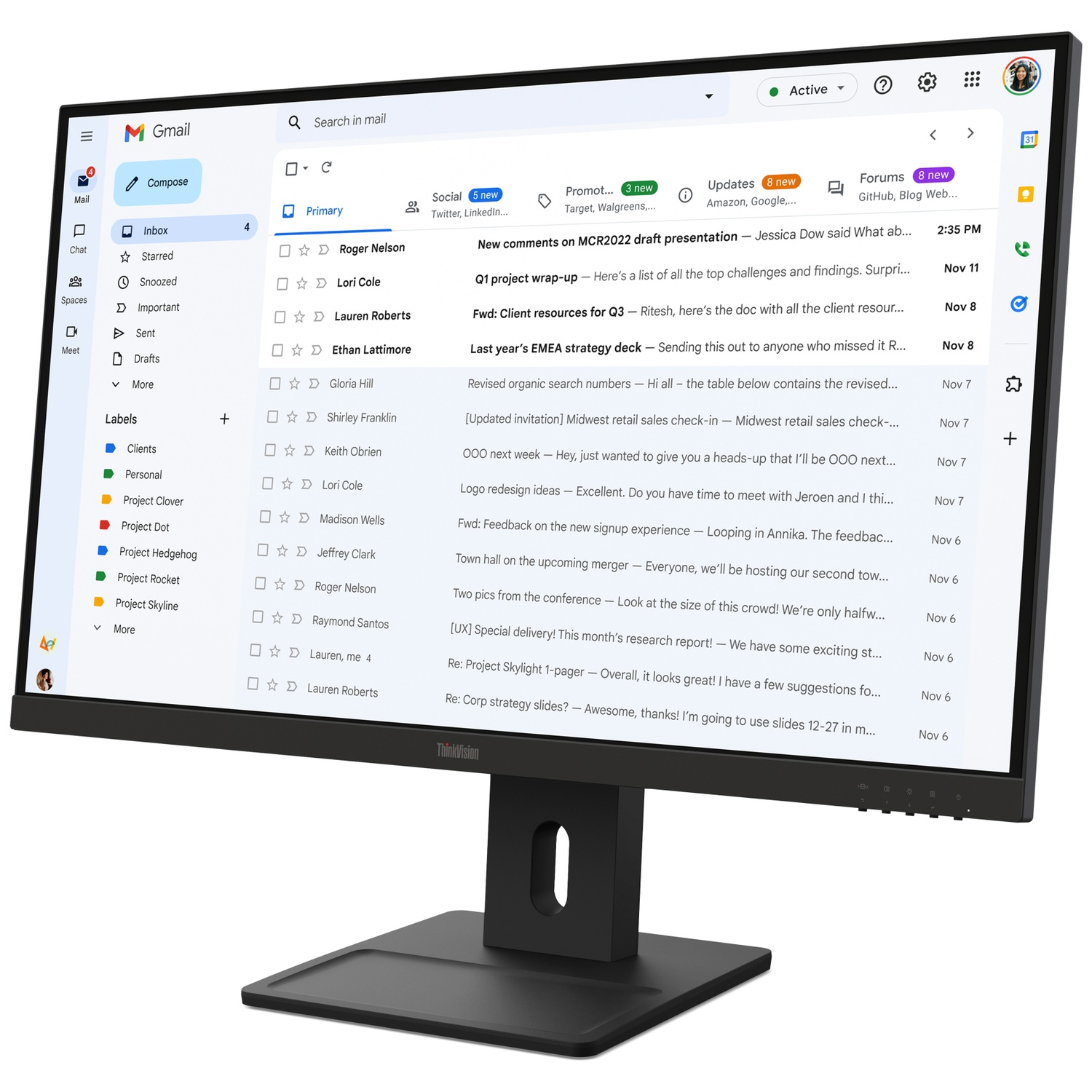 Un écran d'ordinateur affiche l'interface Gmail avec une liste d'e-mails.