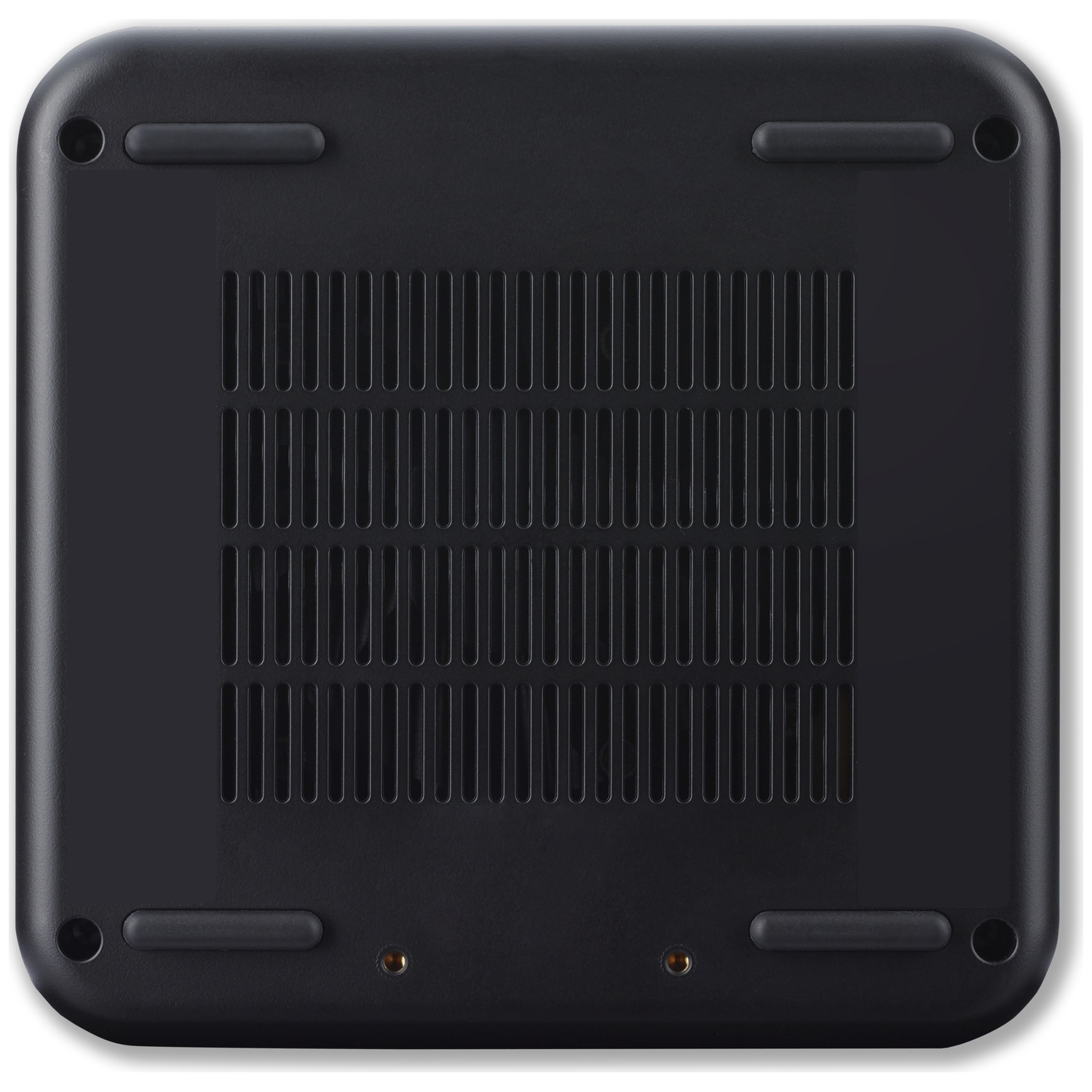 Onderkant van een zwarte laptop met ventilatieopeningen en rubberen voetjes.