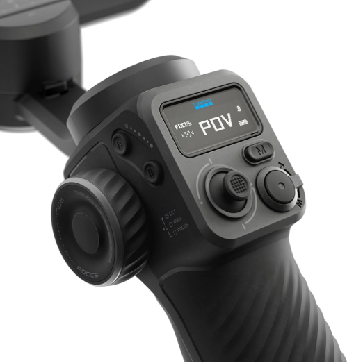 Zbliżenie czarnego kontrolera gimbala z kółkiem ostrości, joystickiem i ekranem LCD.