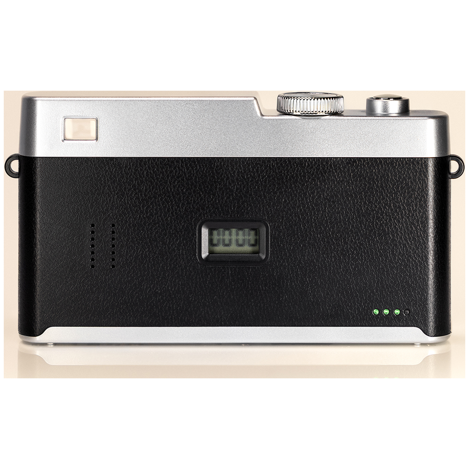Achterkant van een zwart-zilveren camera met draaiknop en display.