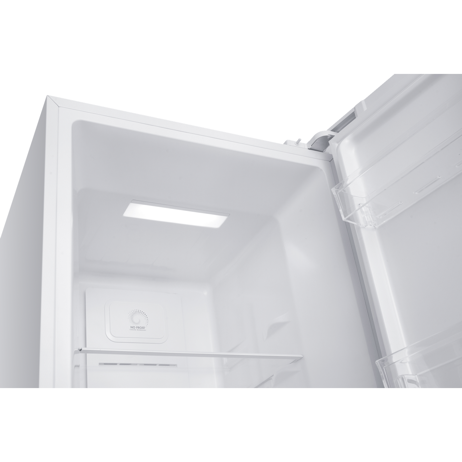 Interieur van een witte koelkast met licht en een plank.