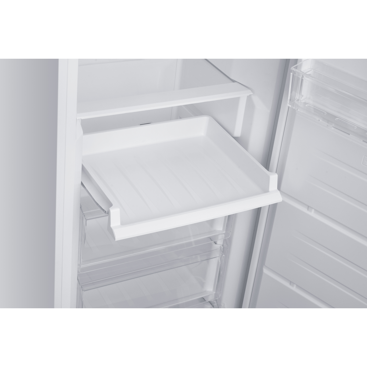 Binnenaanzicht van een witte koelkast met uittrekbare plank en doorzichtige lades.