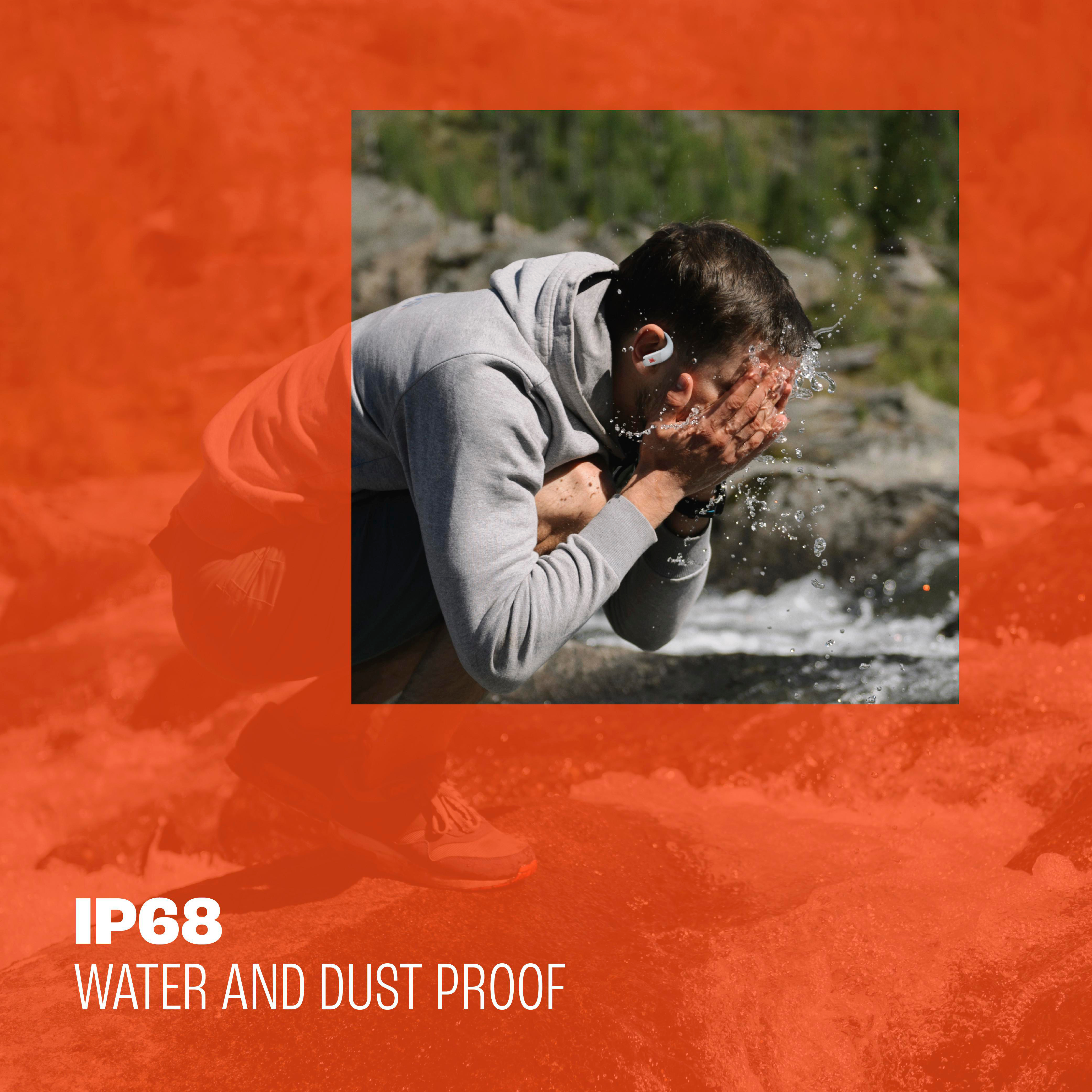 Mann wäscht sich im Fluss das Gesicht, trägt Kopfhörer. IP68 Wasserfest.