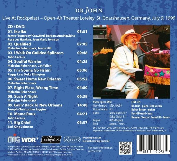 Dr. John spielt Klavier auf der Bühne, trägt einen Hut und singt ins Mikrofon.