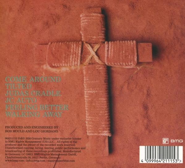 Ein rotes Kreuz aus Seilen auf sandigem Untergrund mit Songtiteln.