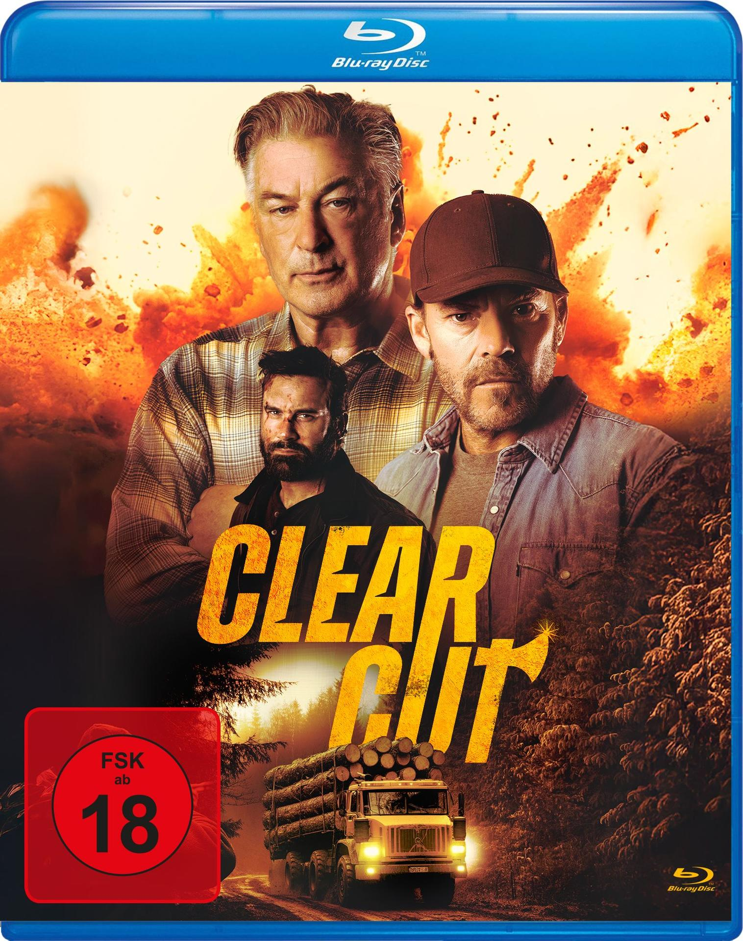 Filmplakat: Drei Männer, Explosionen, ein Holztransporter und die Aufschrift 'CLEAR CUT'.