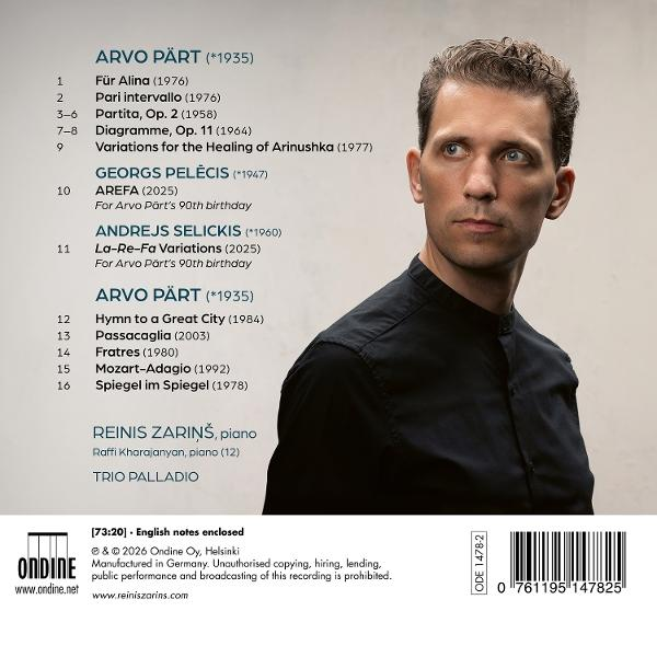 Mann im schwarzen Hemd neben Komponistenliste und CD-Details.