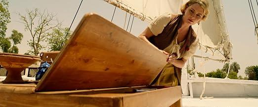 Frau auf einem Segelschiff öffnet eine Holzkiste.