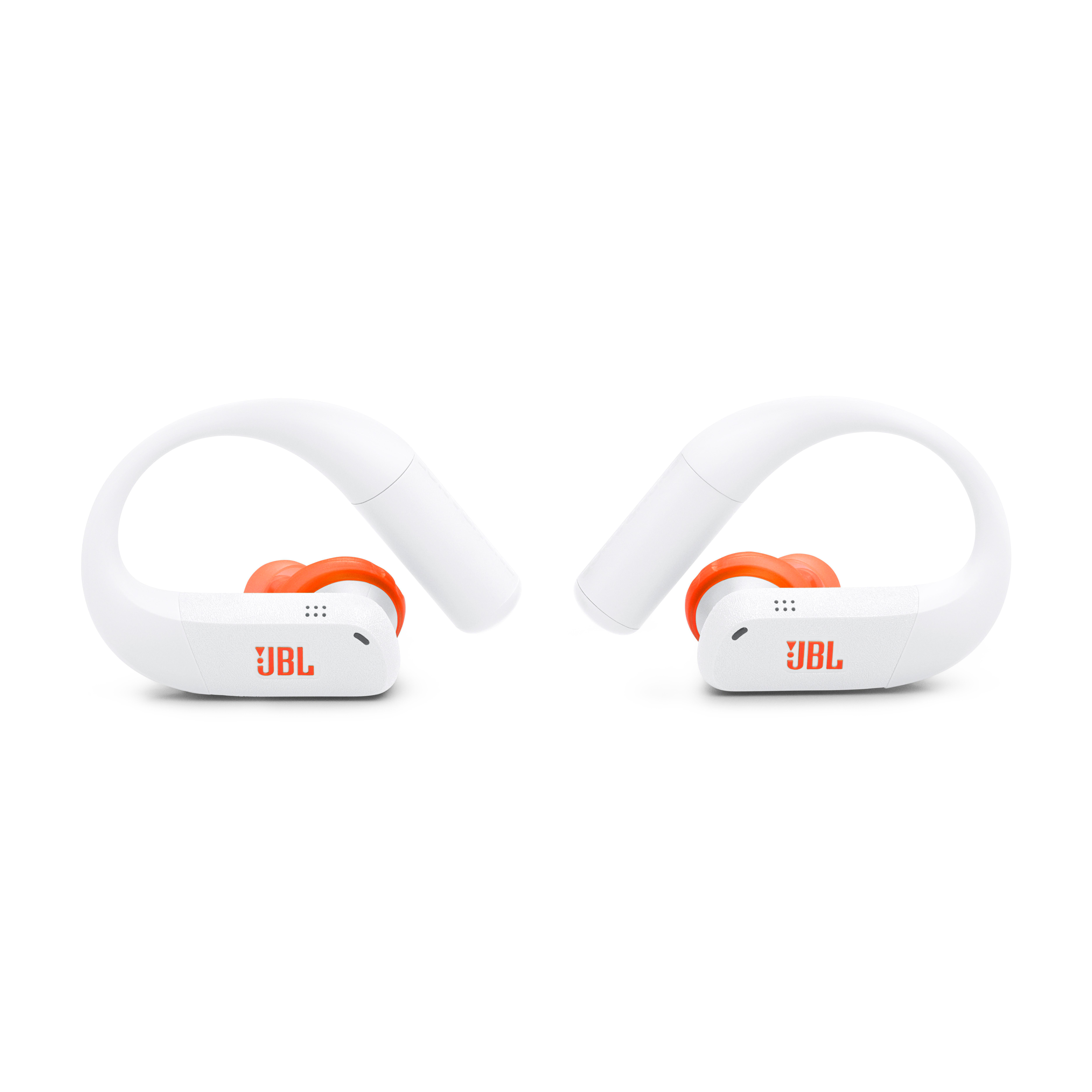 Zwei weiße JBL-Kopfhörer mit orangefarbenen Ohrstöpseln liegen nebeneinander.